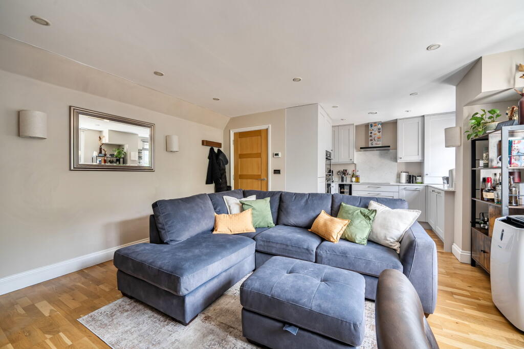 Apartment in Tunbridge Wells, Kent - View 3