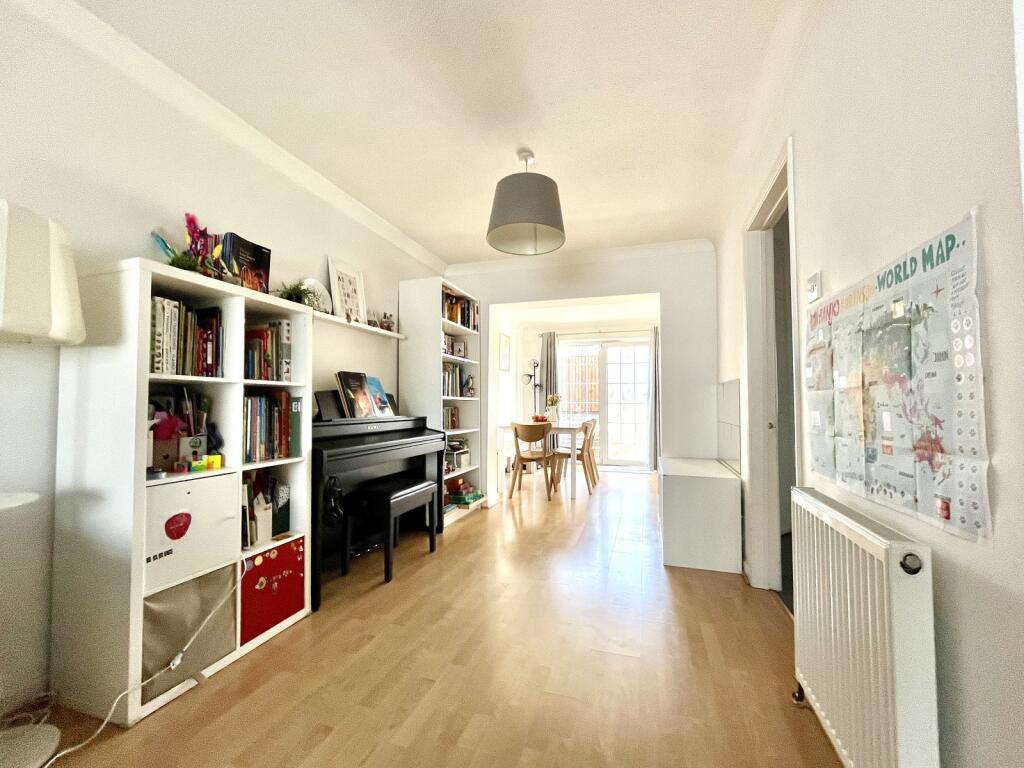 House in London, Chessington - More