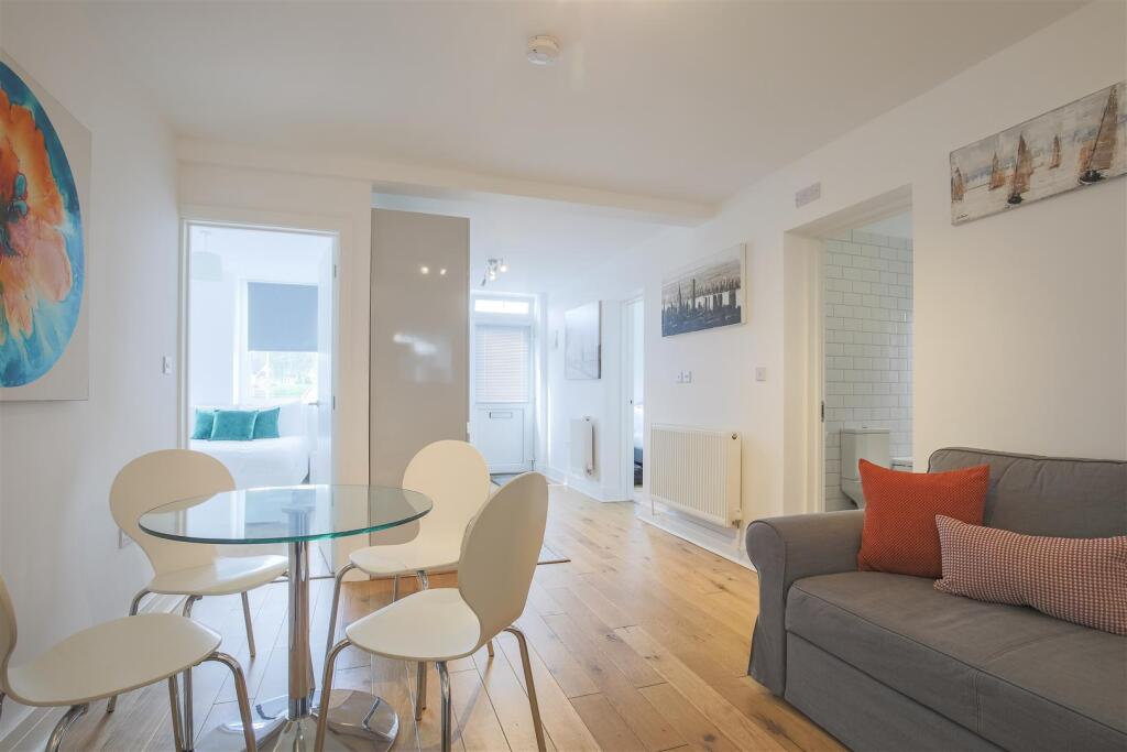 Apartment in Windsor, Clewer Green - View 5