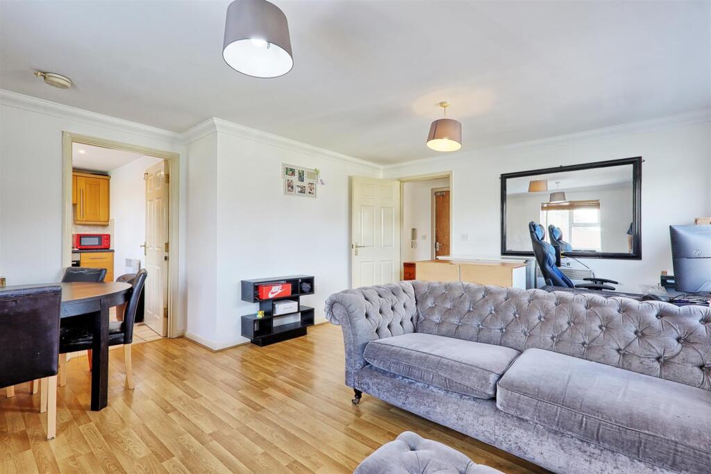 Apartment in Southend-on-Sea - View 3