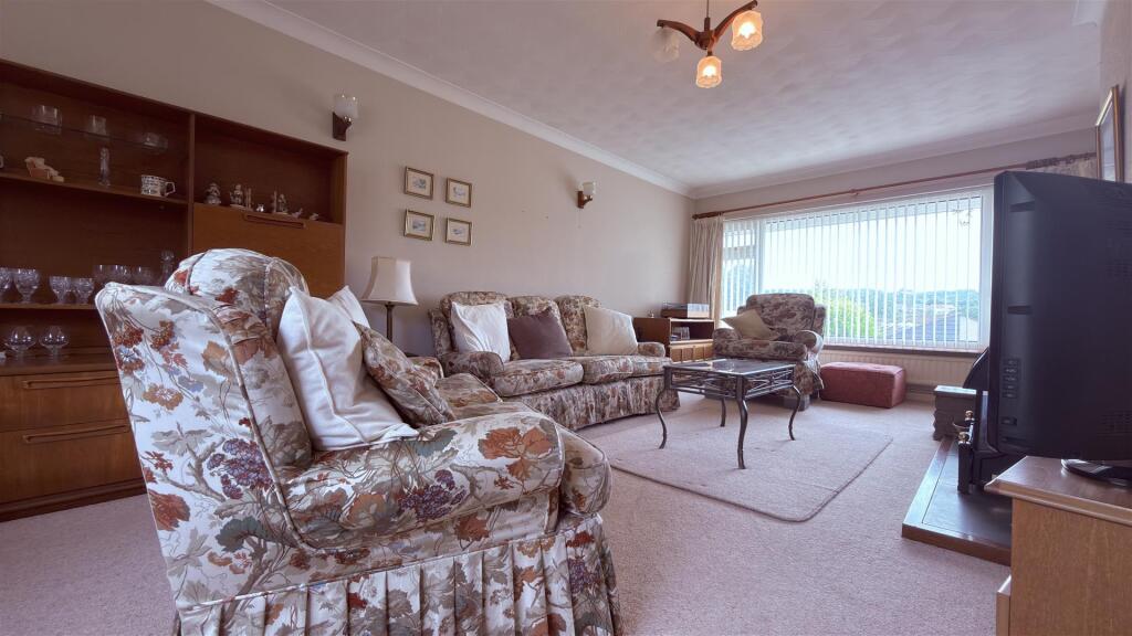 High Street, Hirwaun photo 3