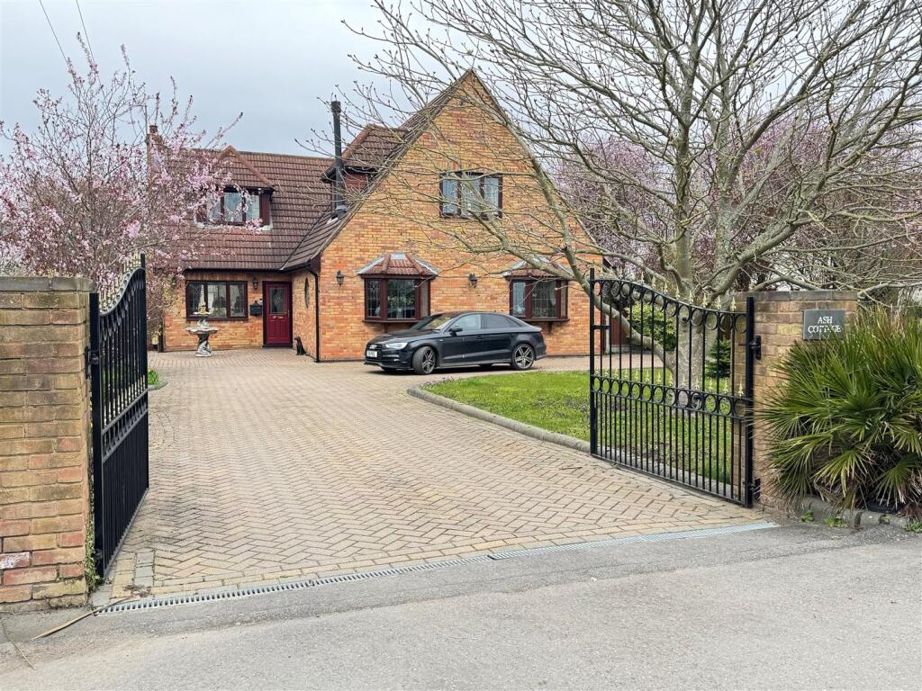 4-bed detached on Elm Road, Bowers Gifford, £875,000