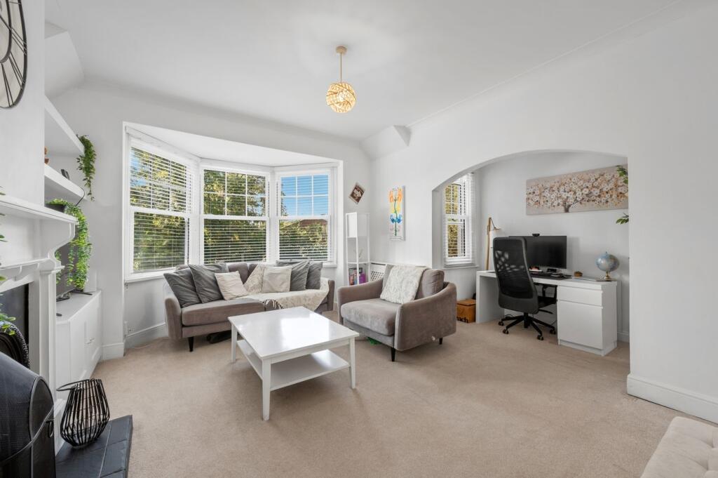 Apartment in Walton-on-Thames, Surrey - More