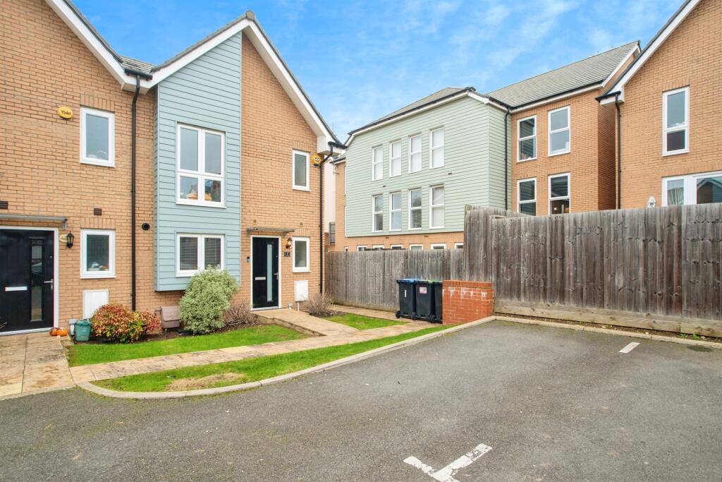 Main image of property: Bridgeview Close, Hemel Hempstead