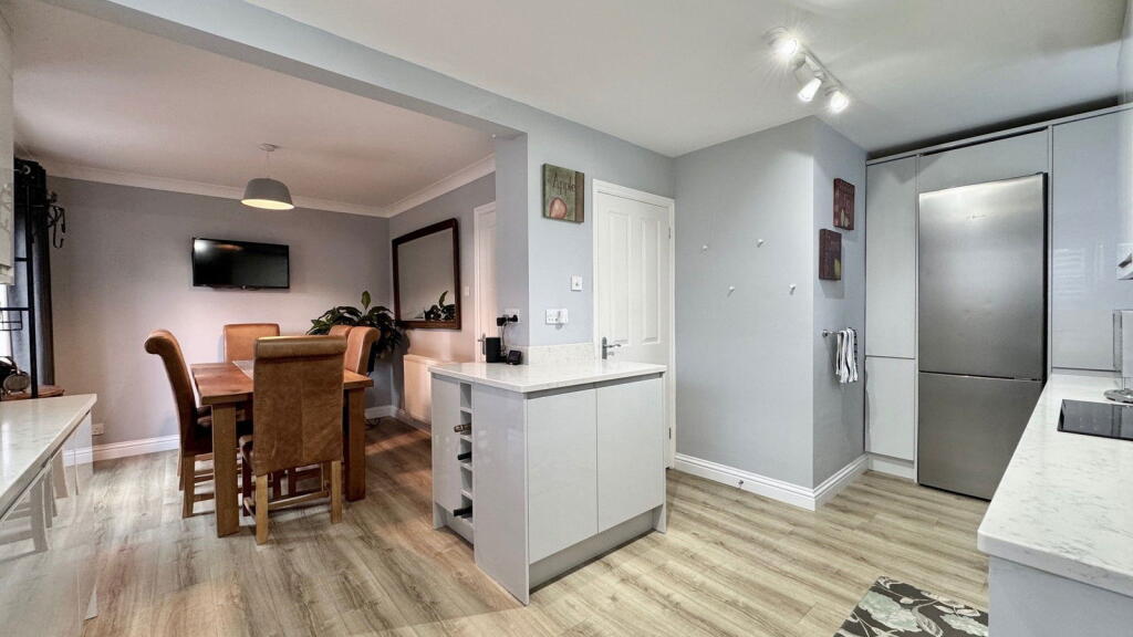Charlock Close, Thatcham, RG18 4DD photo 2
