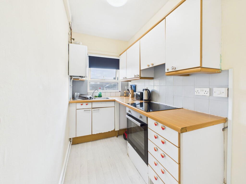 Apartment in Brighton, Round Hill - View 3
