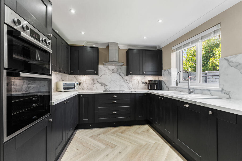 House in Grimsby, Waltham - More