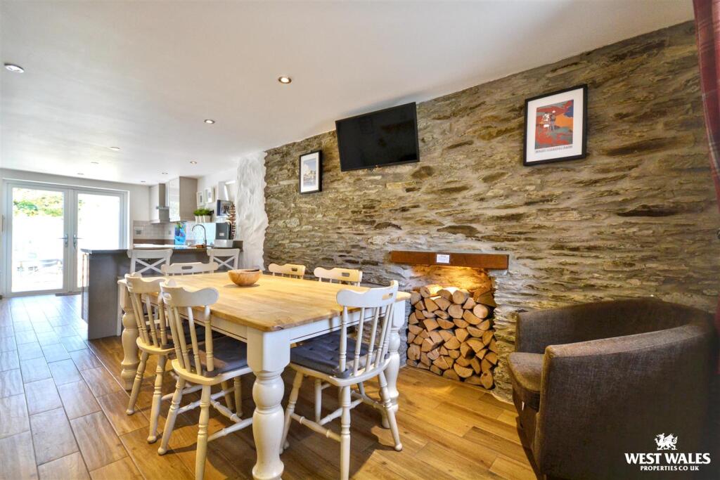 House in Boncath, Cilgerran - More