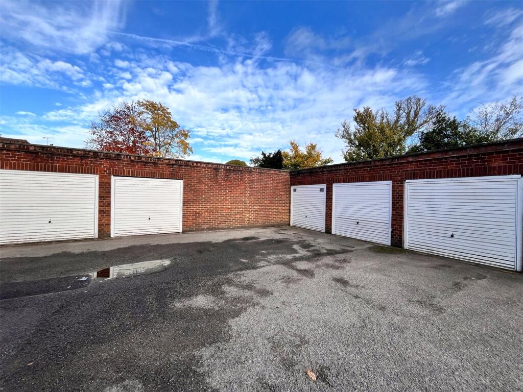Fordbridge Road, Ashford, Surrey, TW15 photo 4