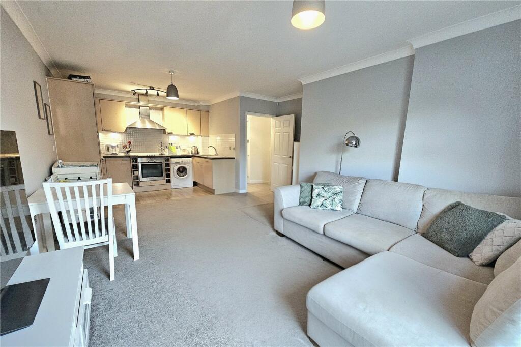 Apartment in Surrey Heath, Surrey - View 3
