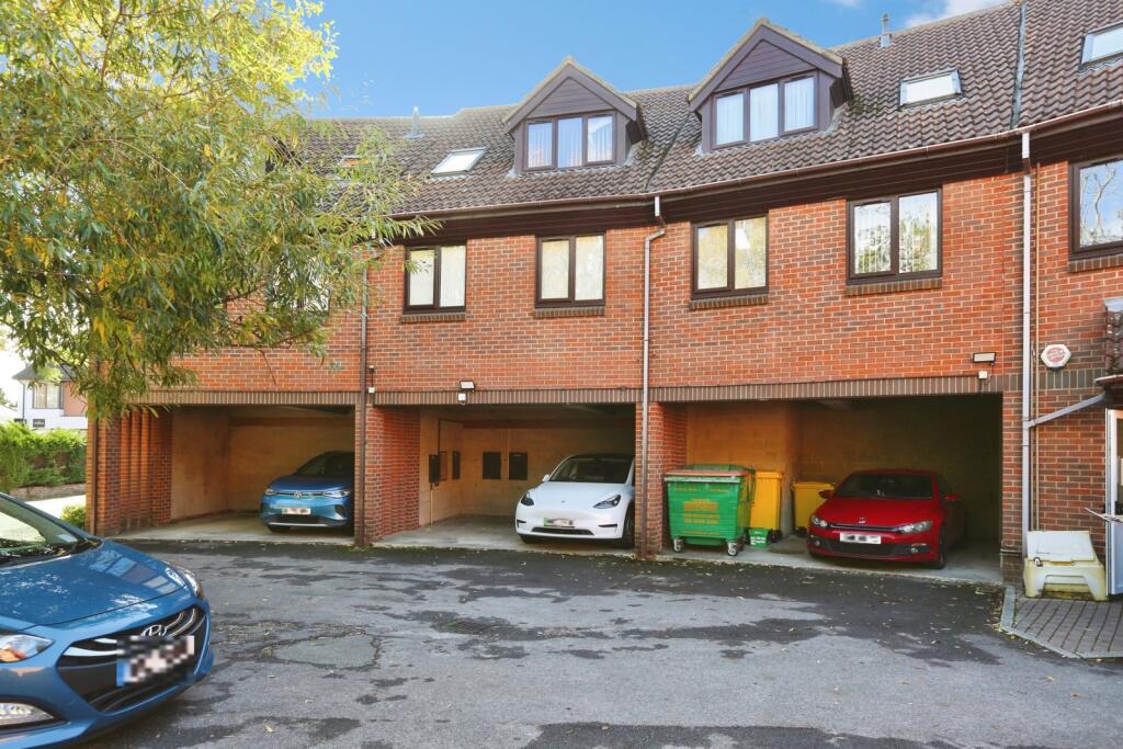 Oakmount Road, Chandler's Ford, Eastleigh, Hampshire, SO53 photo 4