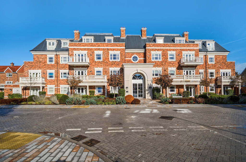 2-bed flat on Hartland Manor, Pyestock Way, GU51, £350,000