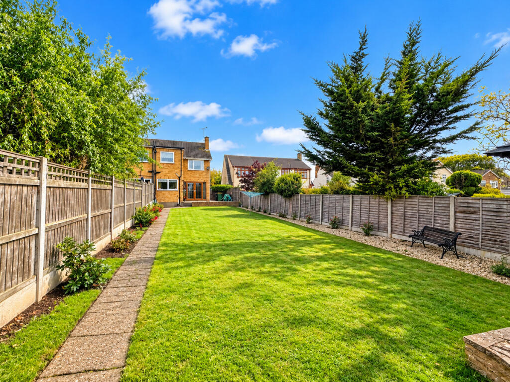 Plumberow Avenue, Hockley, SS5 5 photo 2