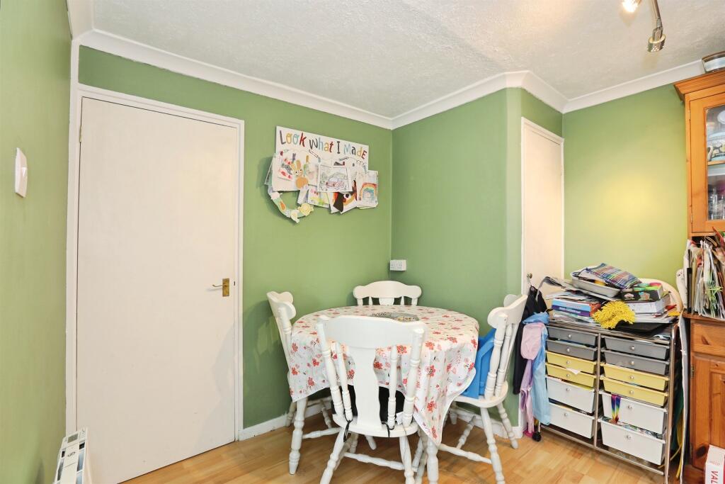 Apartment in East Grinstead, North End - View 5