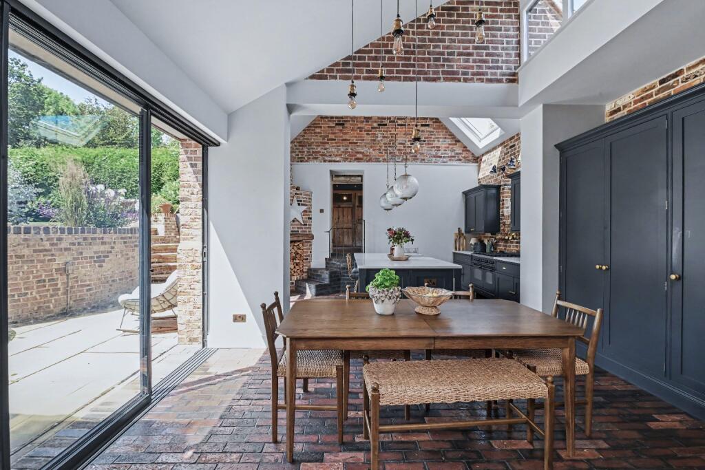 House in Dacorum, Berkhamsted - More