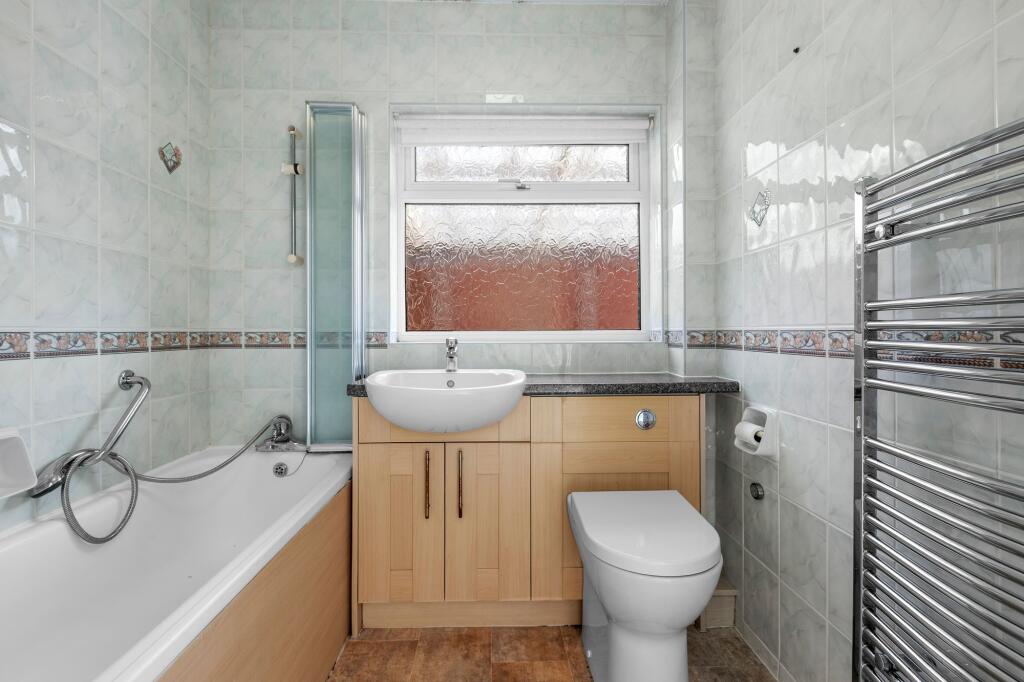 House in Stoke Mandeville, Buckinghamshire - More