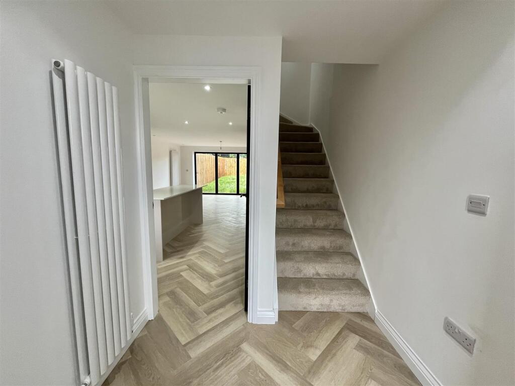 Gorse Hall Road, Dukinfield photo 3