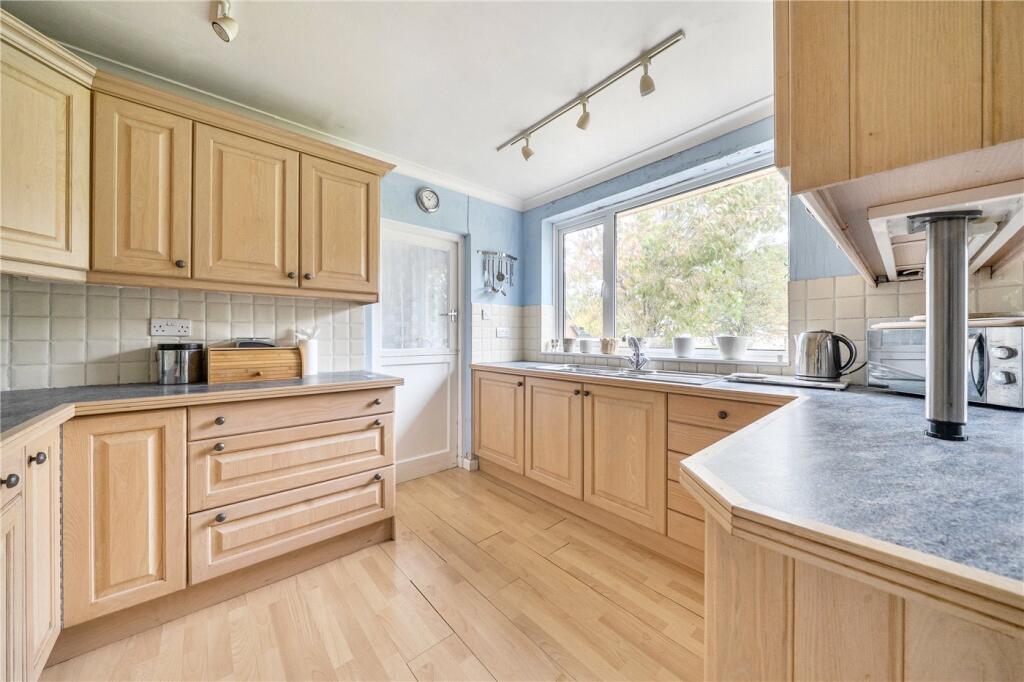 Kings Road, Market Lavington, Devizes, Wiltshire, SN10 photo 4