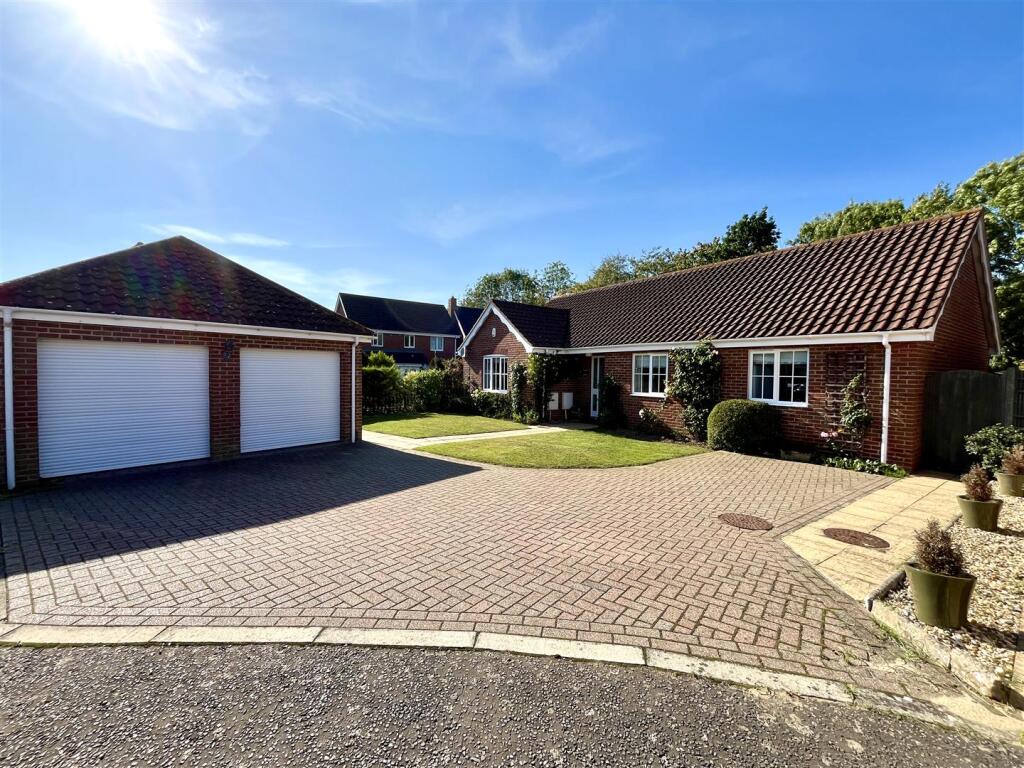 3-bed bungalow on Peacock Chase, Wymondham, £450,000