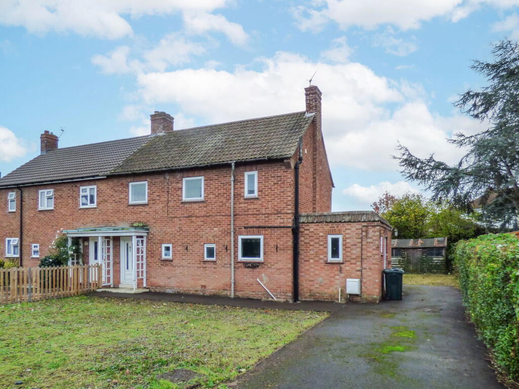 3-bed semi-detached on Hillsfield, Upton-upon-severn, Worcestershire, WR8, £300,000