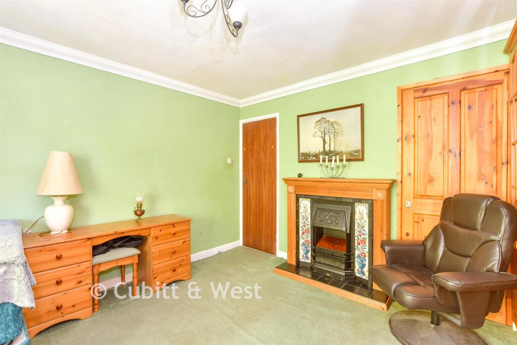 House in Chichester, Southbourne - More