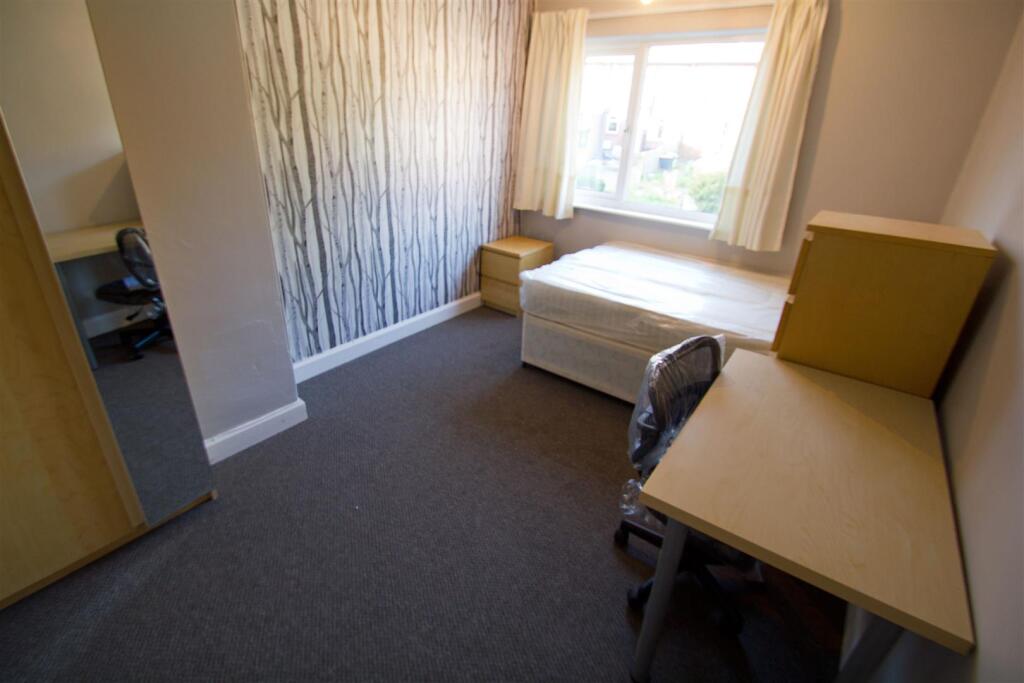 House in Leeds, West Yorkshire - View 4