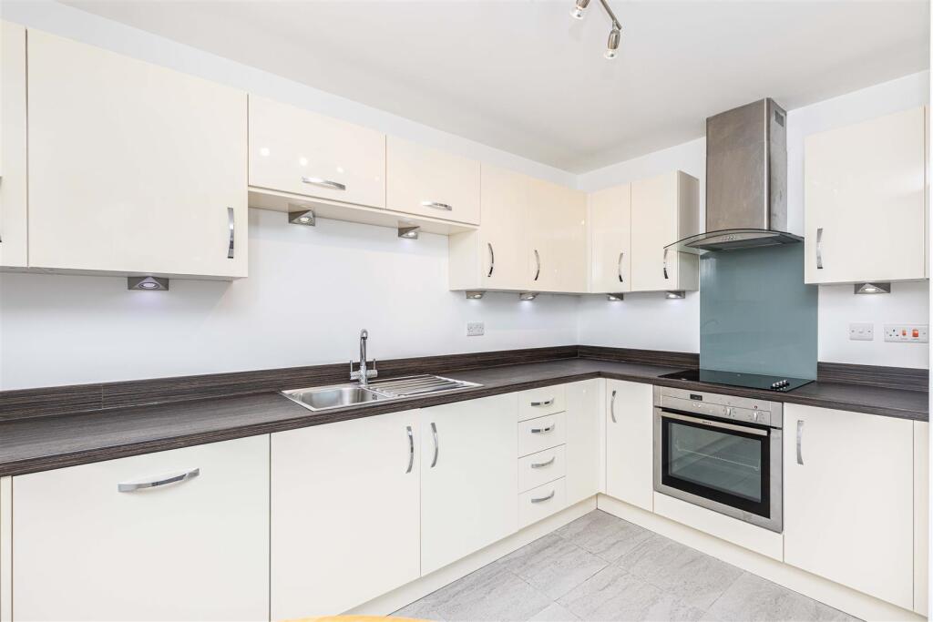 Top Floor Flat in Norwich Avenue West, Westbourne photo 4