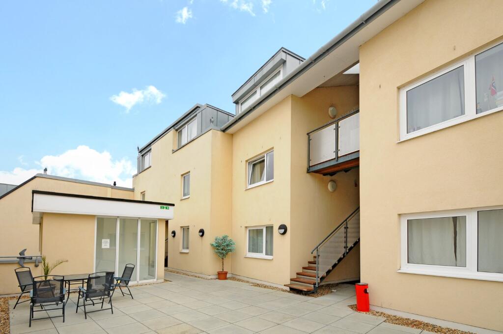 Apartment in London, Norbiton - More