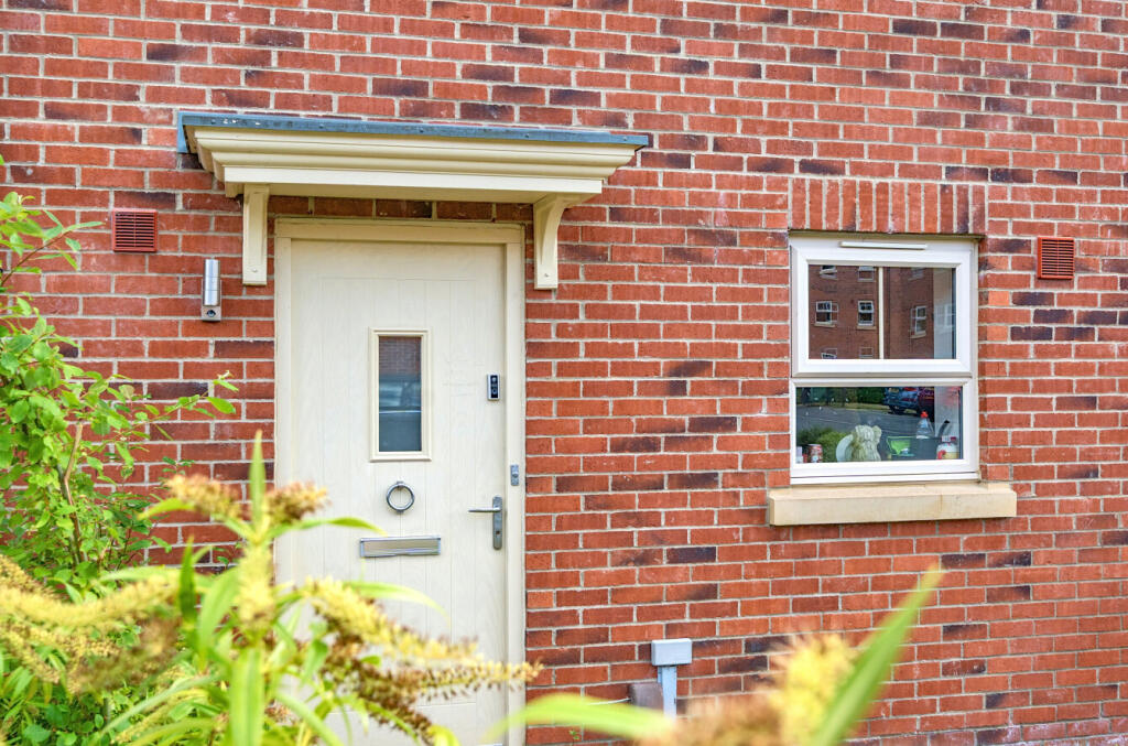 House in Leeds, Monkswood - More