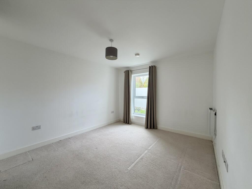 Apartment in Redhill - More