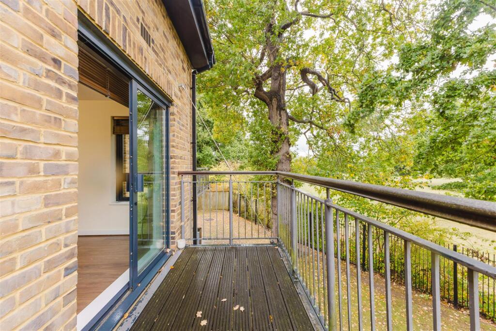 Apartment in London, Hatch End - View 5