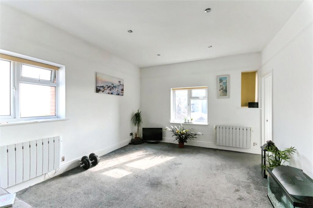 Apartment in Eastbourne, East Sussex - View 4