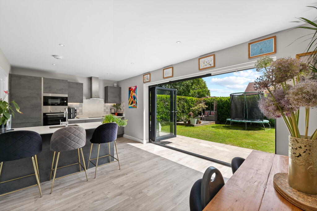 Reed Gardens, Coulsdon, CR5 1FD photo 4