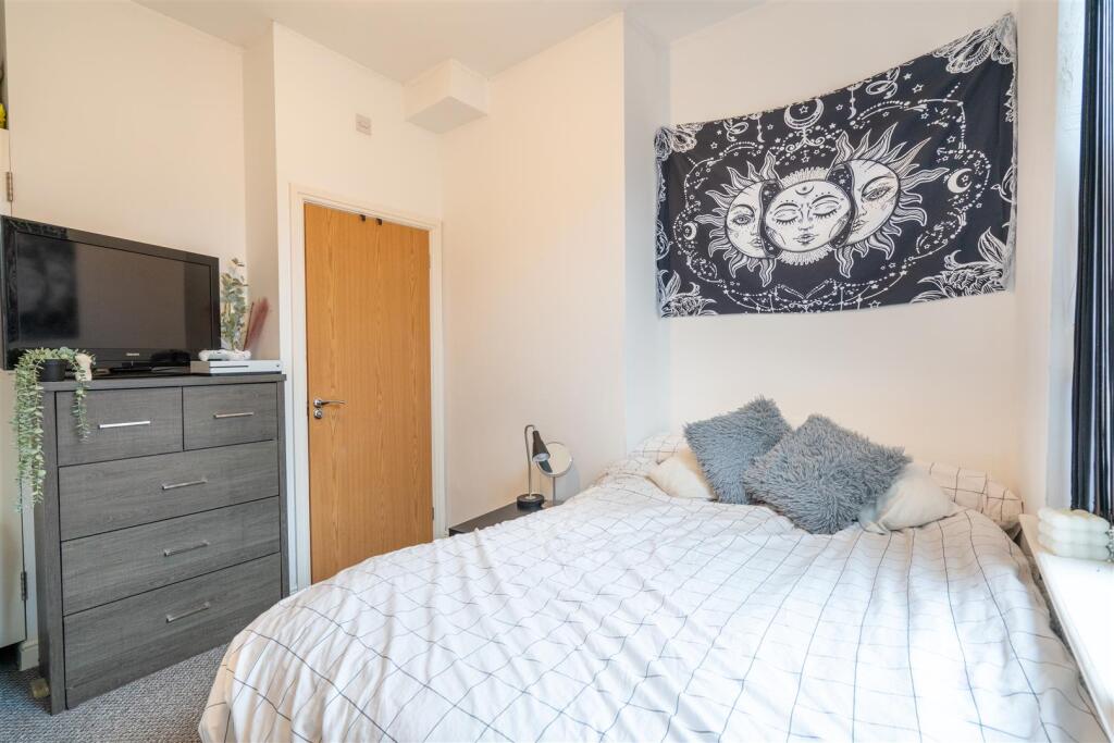 House in Sheffield, Little Sheffield, Highfield - More