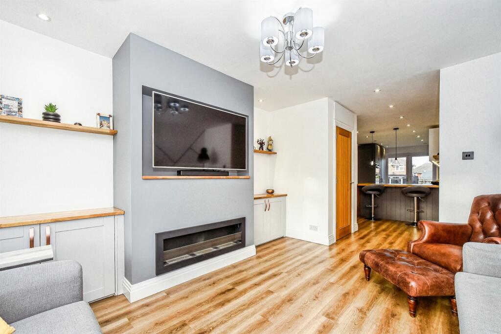 House in Swindon, Lakeside, Lawn - View 5