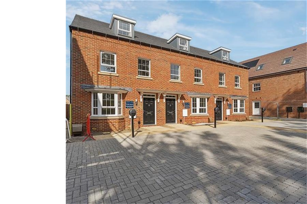 Main image of property: 3 bedroom End of Terrace House in Farrow Place, Finchampstead