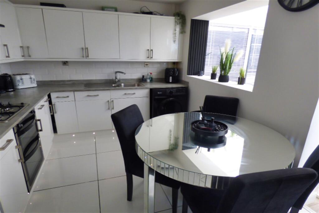 House in Runcorn, Dukesfield, Higher Runcorn - More