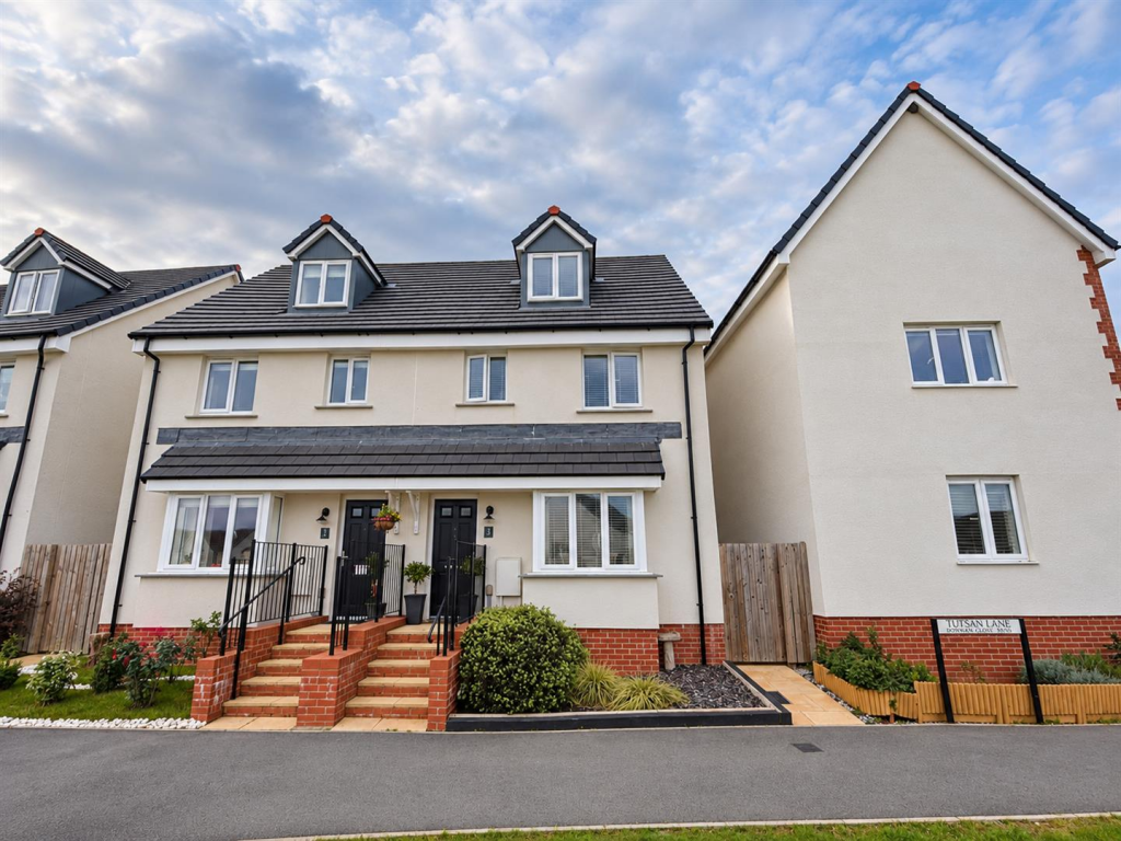 3-bed semi-detached on Tutsan Lane, St. Austell, £300,000