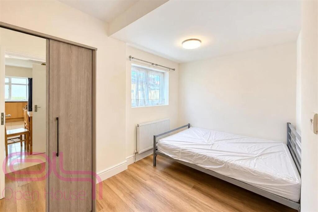 Apartment in Southall - View 4