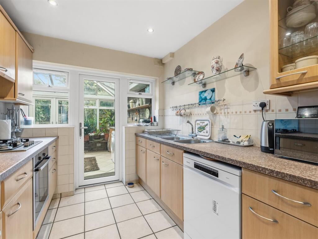 Cowdray Close, Leamington Spa photo 4