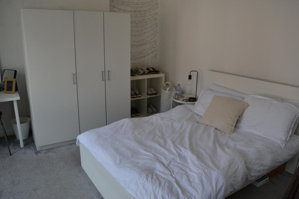 4 bedroom end of terrace house for rent