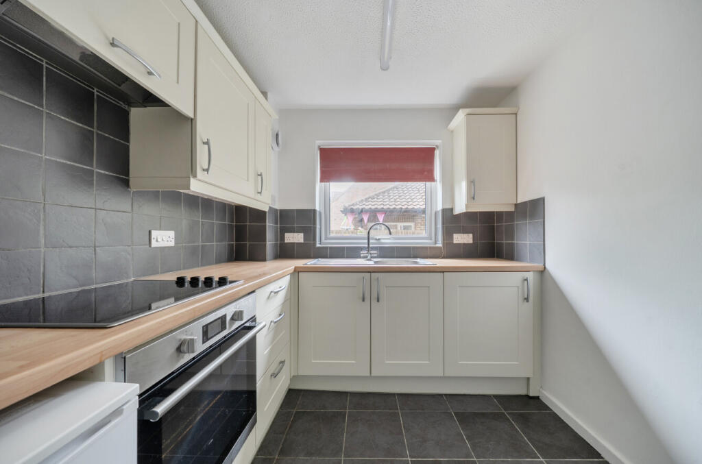 Apartment in Surrey Heath, Surrey - View 4