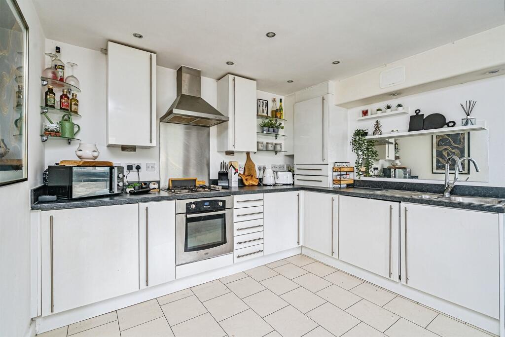 Apartment in Dudley, West Midlands - View 5