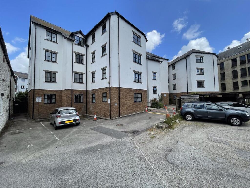 2-bed flat on Enys Quay, Truro, £100,000