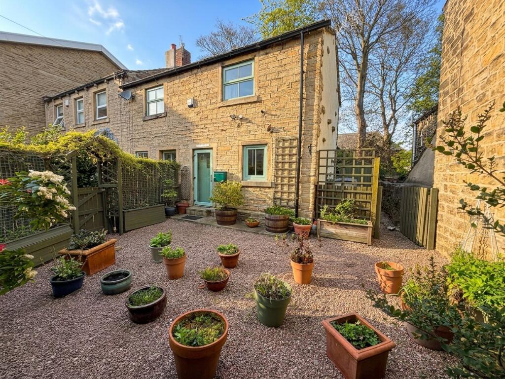 3-bed house on Almond Cottage, Westgate, Almondbury, £239,950