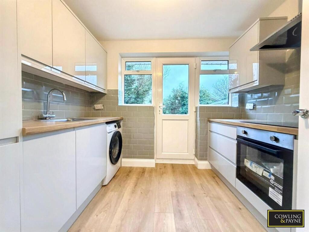 Long Meadow Drive, Wickford photo 2