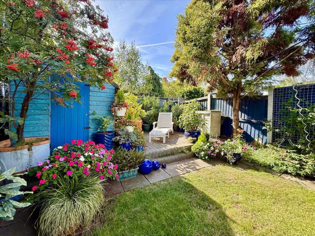 3-bed terraced on Glendale Gardens, Leigh on Sea, £400,000