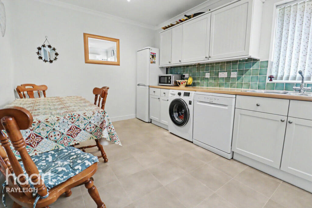 Grasmere Avenue, Hullbridge photo 4