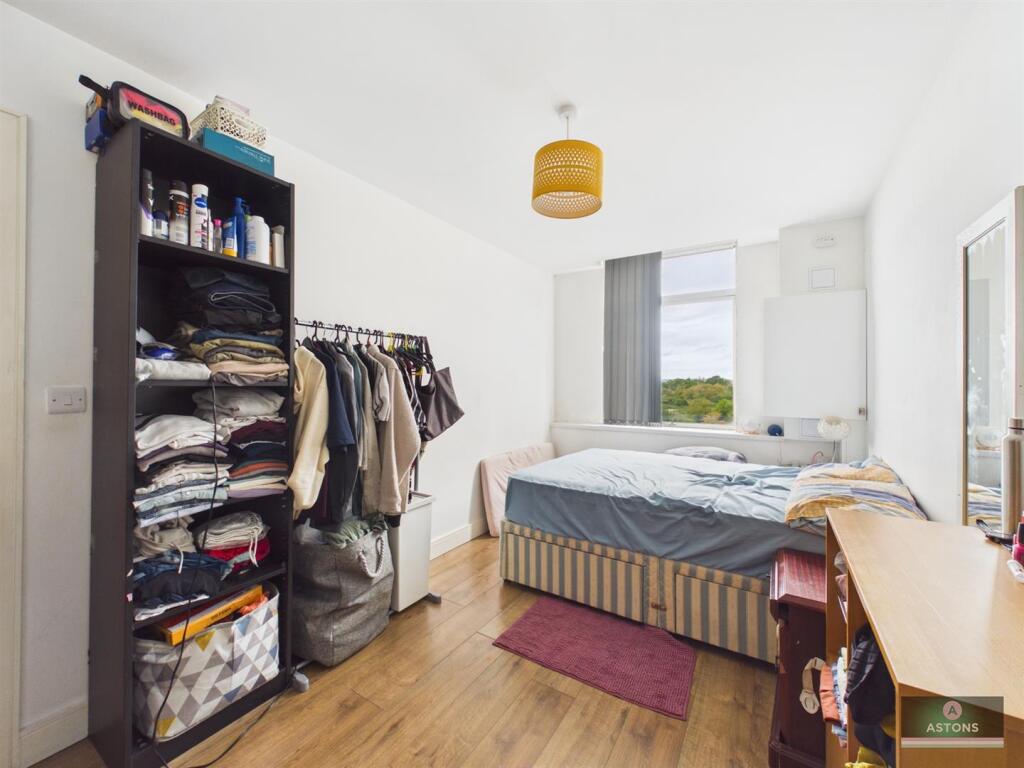 Apartment in Crawley, Lowfield Heath - More