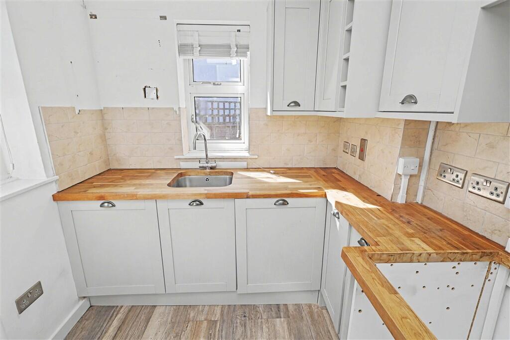 Holly Grove Road, Bramfield, HERTFORD photo 3